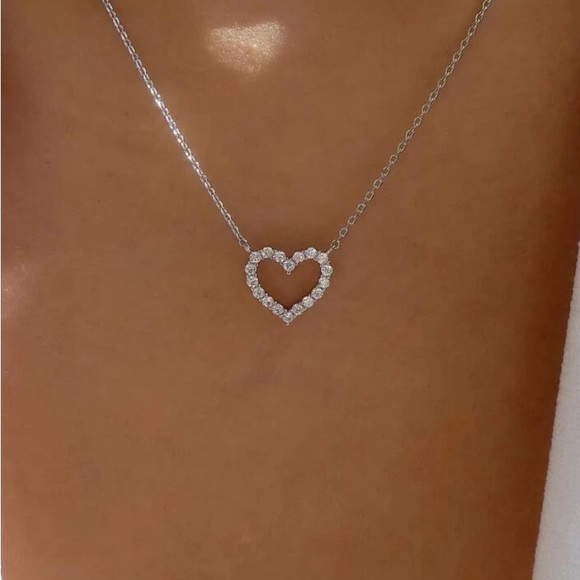 Jewelry - NIP RHINESTONE HEART NECKLACE